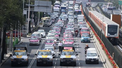 Cientos de taxistas marcharon en la CDMX para  exigir piso parejo ante aplicaciones como Uber o Cabify