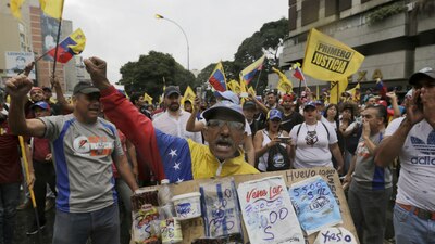 Un grupo de venezolanos marcharon este miércoles contra el gobierno de Maduro