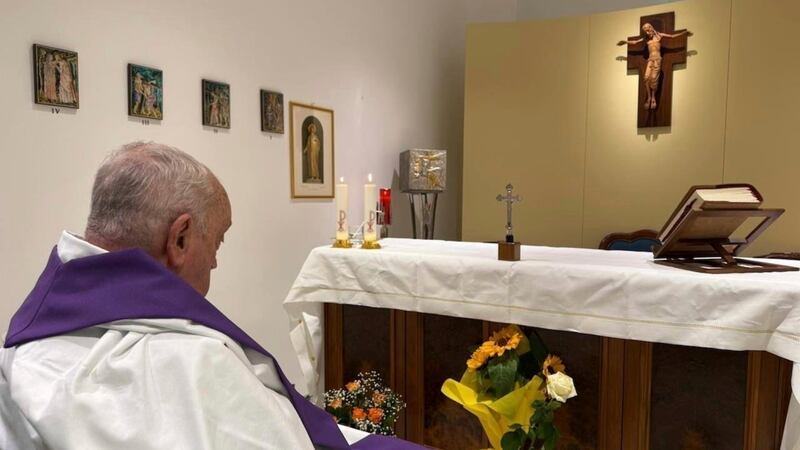El Vaticano difunde foto del Papa Francisco en el hospital