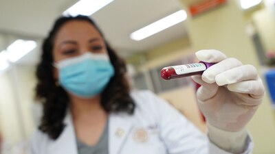 A través de la pruebas que se enviaron, se confirmara el caso o no y la variante del virus