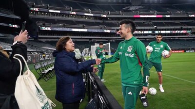 Cumple el sueño de una mujer que acudió a un partido, antes de perder la vista
