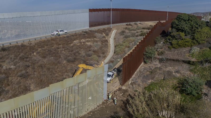 EU analiza nuevo plan de retención de migrantes en frontera sur: Washington Post