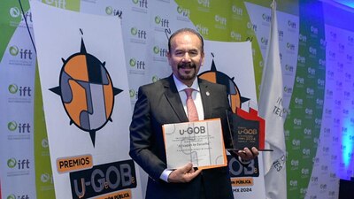 El alcalde de Atizapán, Pedro Rodríguez, recibió los galardones por innovación