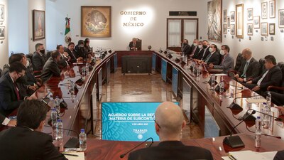 El mandatario se reunió con empresarios y líderes patronales para hablar del outsourcing