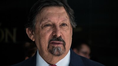 El senador informó que presenta síntomas menores