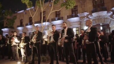 Mariachis y ciudadanos se reunieron para cantar "Si Alfredo se va" al gobernador de Jalisco