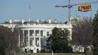 La manta de protesta de Greenpeace se eleva sobre la Casa Blanca en Washington D.C.