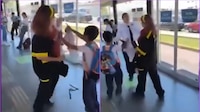 VIDEO: Mujer golpea a policía del Tuzobús, frente a su hijo, tras evadir pago en torniquetes