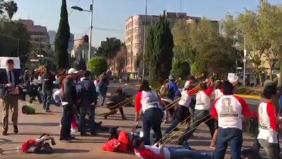 Los brigadistas utilizaron resorteras para lanzar los pañales sucios a la sede del partido