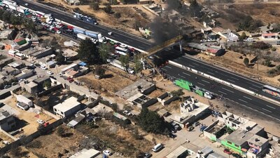 Los coches están detenidos ante las protestas de los habitantes de la comunidad