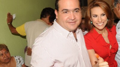 EL exgobernador de Veracruz junto a su esposa, Karime Macías