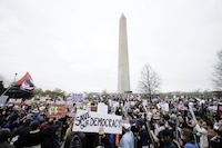 “¡Manos fuera!”: miles de ciudadanos protestan contra Trump y Musk en todo EU