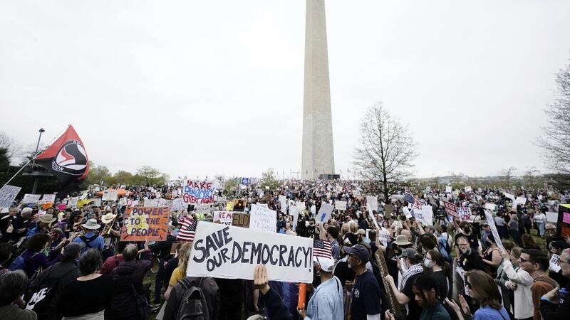 “¡Manos fuera!”: miles de ciudadanos protestan contra Trump y Musk en todo EU