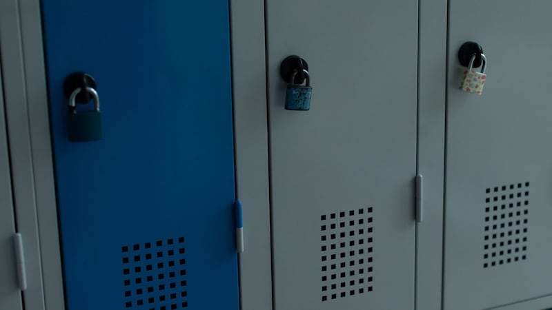 Niña ingiere un candado en su escuela; analizan llevarla a cirugía