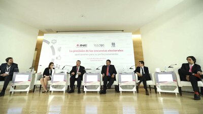 Representantes de CIVIQS, Huffington Post, CIDE, Nación321 y la Universidad de Houston discutiendo sobre agregación de encuestas