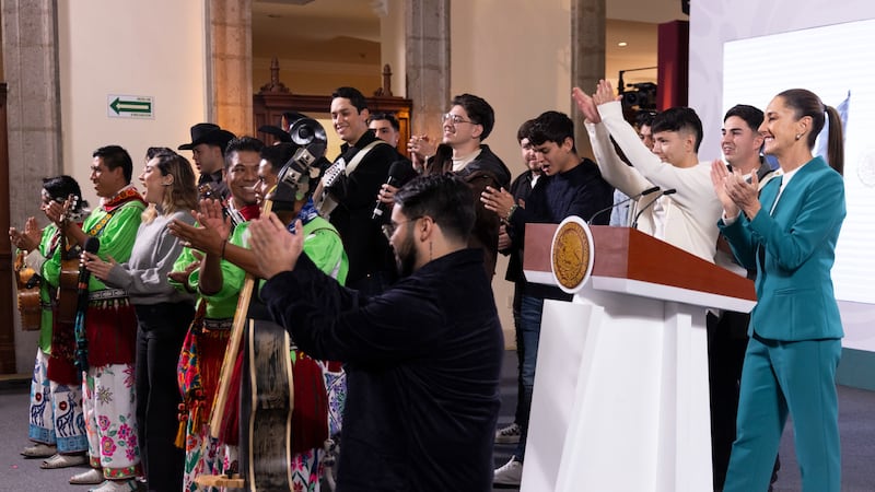 Sheinbaum presenta corrido ‘Himno del Migrante’, en la mañanera