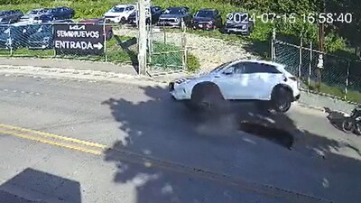 Y se observa cómo una camioneta cae en el agujero