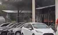 Comando armado ataca e incendia lote autos en Monterrey; hay 4 personas muertas