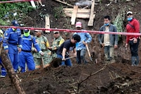 Damnificados por lluvias: entre resignación y el dolor de ‘desenterrar’ del lodo a sus familiares