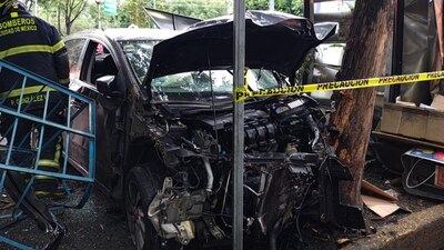 según las primeras versiones, el conductor y copiloto del auto intentaron huir luego de chocar