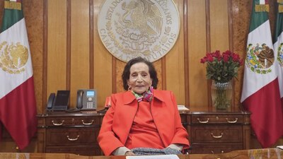 La morenista fue la encargada de entregar la Banda Presidencial