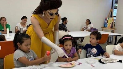 La actividad Drag Queen Story Hour realizada con niños en Monterrey, Nuevo León