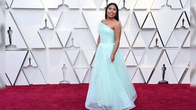 La joven apareció en la alfombra roja con un hermoso vestido en color menta.