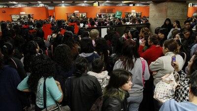 Escenas como esta son cotidianas en el Metro capitalino