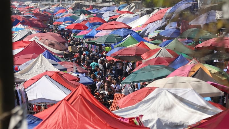 Balacera en chelería y mercado de juguetes en Tepito deja un muerto y un herido grave
