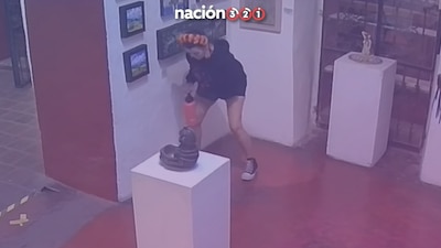 Las imágenes generaron indignación, pues la turista iba incluso pintada de 'calaverita', por el Día de Muertos