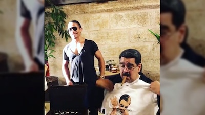 Maduro disfruta del banquete realizado por el famoso chef turco Salt Bae