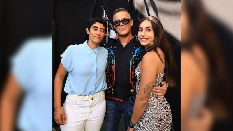 “También soy una de esas niñas”: Otra fan da su versión sobre Alejandro Sanz