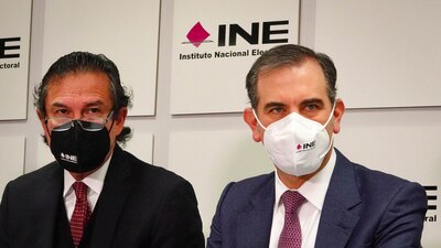 El ahora exsecretario Ejecutivo del INE, Edmundo Jacobo (izq.), dijo que presentará un amparo por su destitución "ilegal"