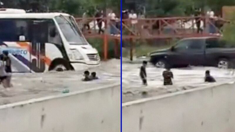 VIDEO: Niños aprovechan inundación en NL para nadar entre autos y banquetas