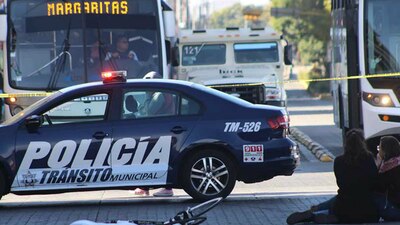 Una unidad de transporte público atropelló al funcionario