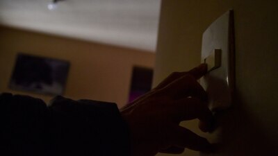 El especialista explicó que al retroceder una hora se utiliza más electricidad en los hogares