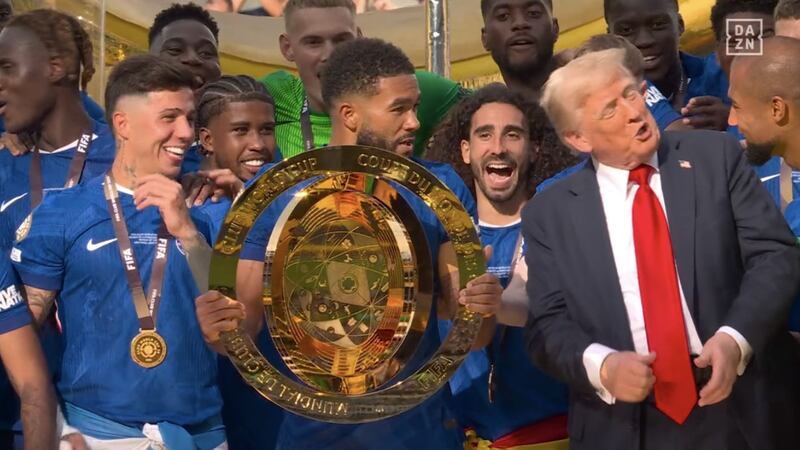 ¿De qué está hecho el trofeo que entregó Trump en la final del Mundial de Clubes?