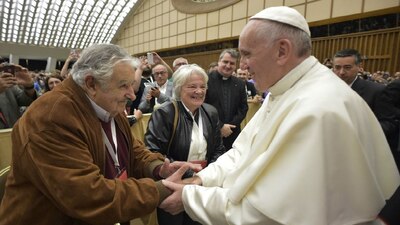 El expresidente uruguayo José Mújica y el papa Francisco tuvieron un encuentro en Roma