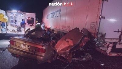Un vehículo particular se estrelló contra un tráiler, lo que dejó un saldo de al menos un muerto y un herido
