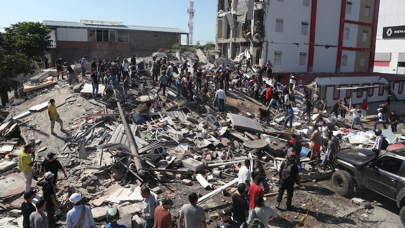 Tragedia en Colombia: confirman al menos 20 muertos y varios edificios colapsados tras sismo de 7.4