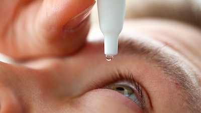 Recuerda: es importante no frotarlos y usar gafas de protección