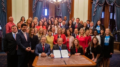 La ley promulgada por el gobernador Greg Abbott pone a Texas en línea con más de una decena de estados que prohíben los abortos
