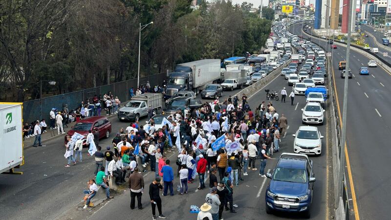 Manifestantes bloquean parcialmente Periférico Norte, a la altura de Parque Naucalli