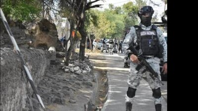 Persiguió a los estudiantes y al detenerse les disparó