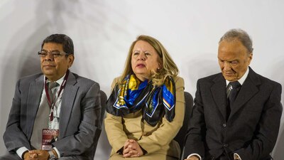 Loretta Ortiz, al centro, cometió un tremendo fail al decir que el Papa Francisco participaría en los foros para pacificar al país