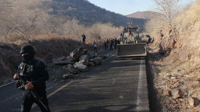 Un grupo de policías fue atacado por miembros del crimen organizado