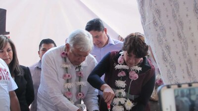 La maestra recibió una petición de un ciudadano y partió un pastel con AMLO