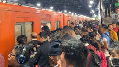 Usuarios afirman que por las aglomeraciones corren peligro de caer a las vías