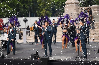 CIUDAD DE MÉXICO, 06JUNIO2026.- Miles
de personas se dieron cita para participar en la "ola más grande del mundo" y establecer un Récord Guinness. El intento fue realizado sobre paseo de la Reforma a la altura del Ángel de la Independencia.