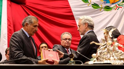 El funcionario acudió en representación de AMLO a entregar el Cuarto Informe